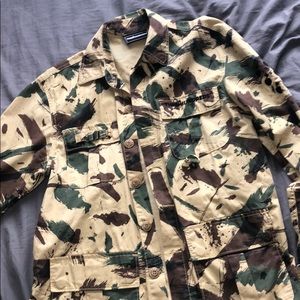 Large. THE HUNDREDS camo jacket